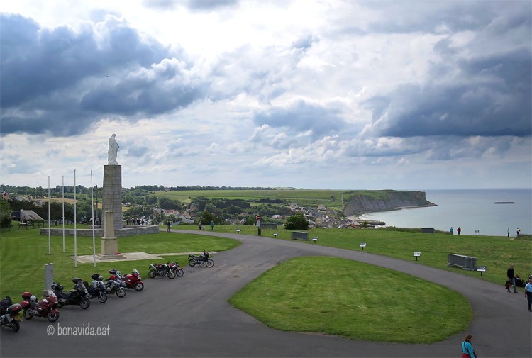 Vistes del poble i la platja d'Arromanches