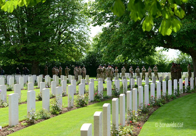 Els soldats assagen pels actes del dia de la Conmemoració
