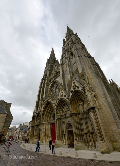 Només trepitjar Bayeux, ens impressiona la seva Catedral