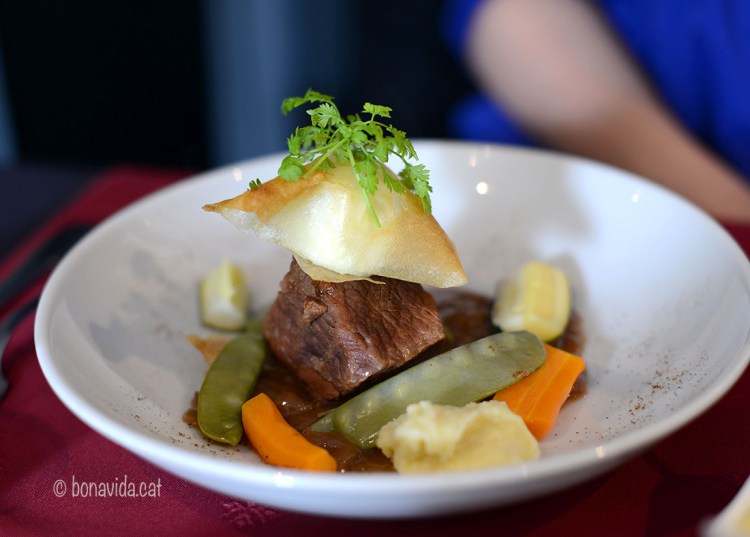 Tastant les delicies gastronòmiques