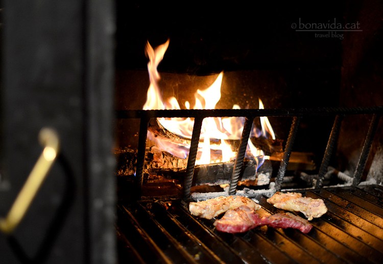 Carn a la brasa al restaurant La Borda Patxeta