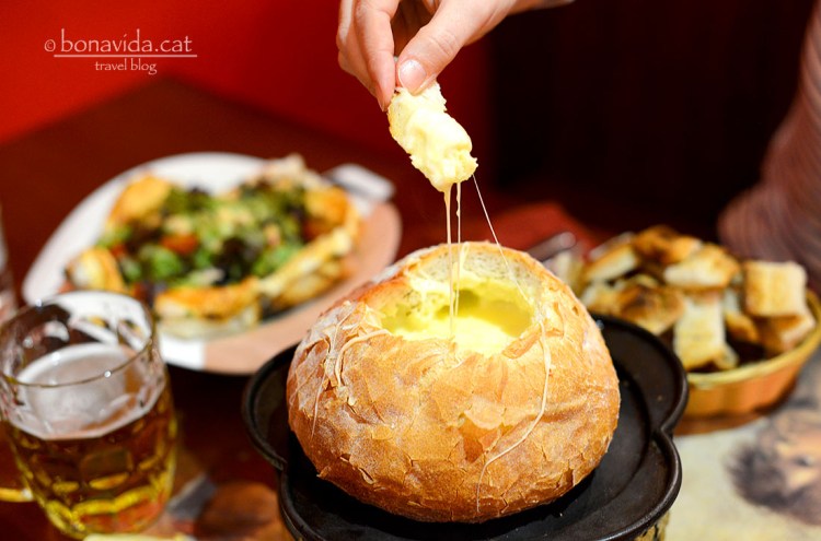 Degustant la fondue de formatge