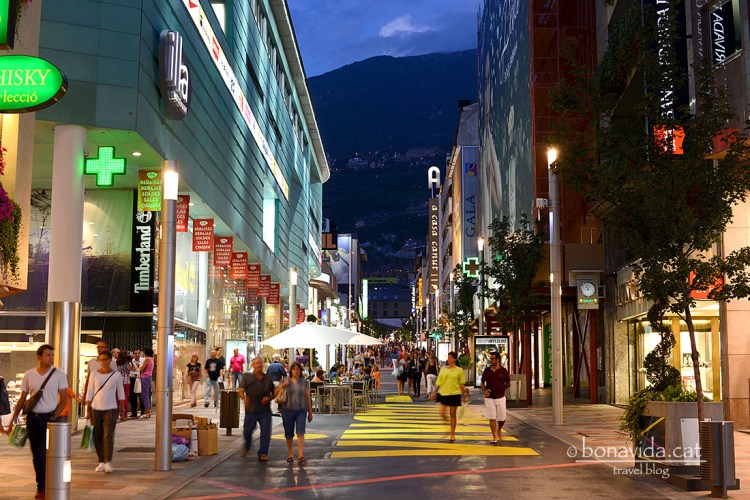 L'Avinguda Carlemany, d'Andorra la Vella, és on trobem el nucli comercial