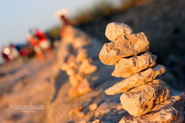 L'entorn, sec i rocós, encara el fa més increïble!