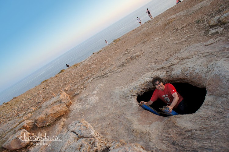 La cova s'endinsa al penya-segat