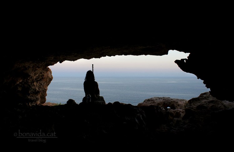 Dins la Cova Forada no és estranys trobar a algú meditant