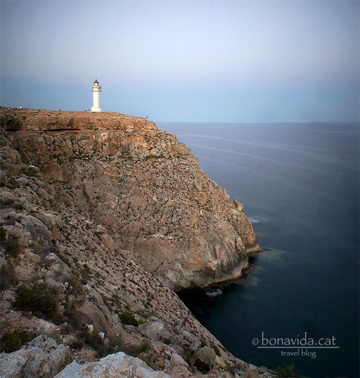 Vista dels penya-segats on hi ha ubicat aquest famós far