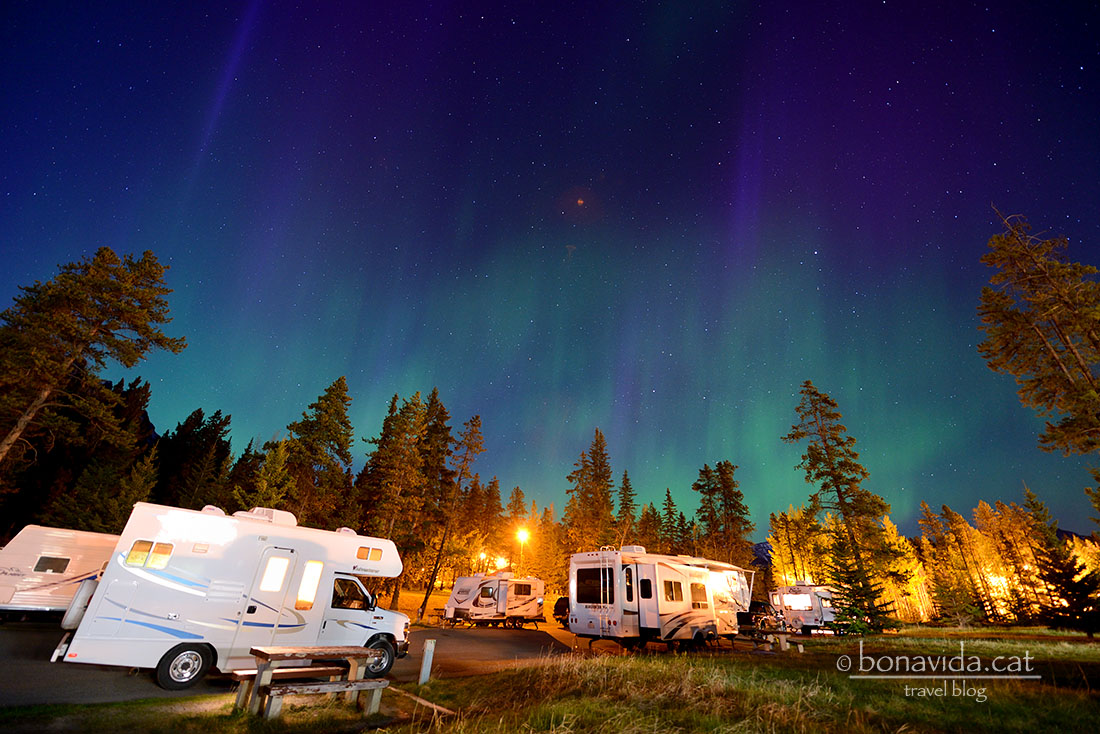 Formació d'una aurora mentre acampem. Rocky Mountains, Canadà
