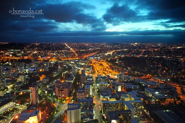 Auckland, la capital, és una de les ciutats més grans