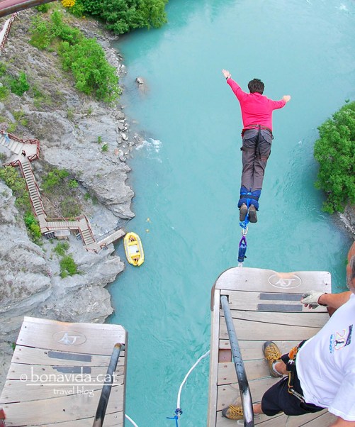 Practicant el jumping o puenting a Queenstown