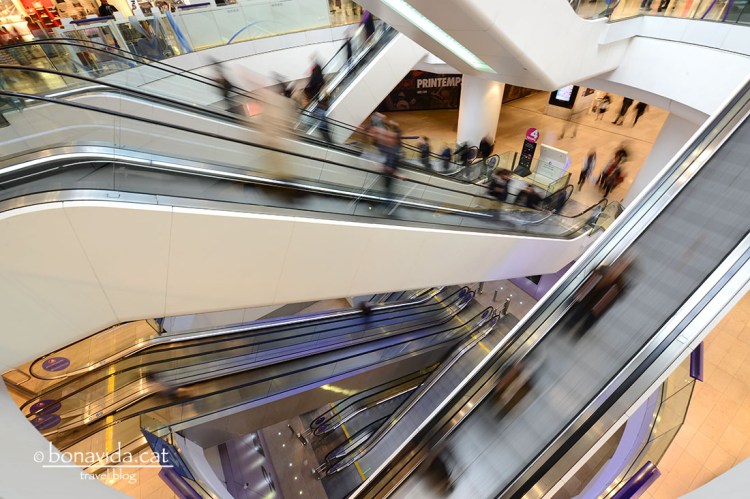 I trobarem moltes botigues i restaurants