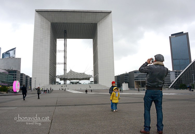 L'enorme Arc presideix l'esplanada