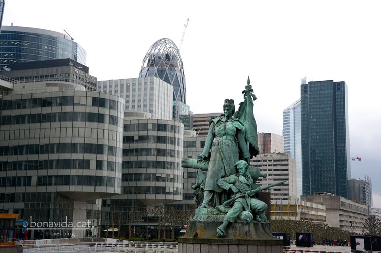 Monument  La Défense de París, que dóna nom al barri. Homenatge als soldats de la Guerra franco-prusiana de 1870