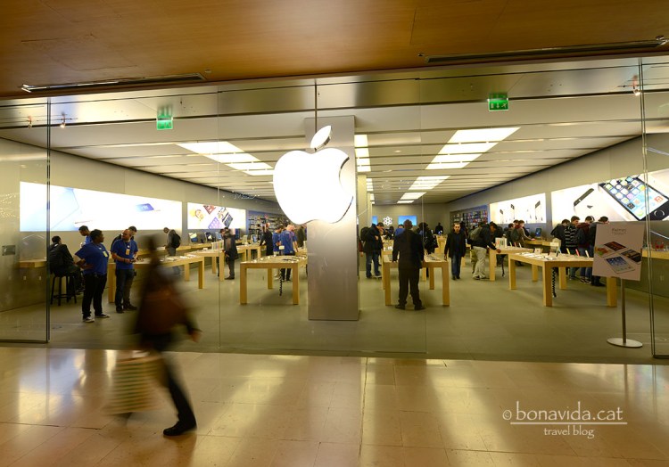 A l'interior de Centre Comercial trobem una botiga Apple oficial