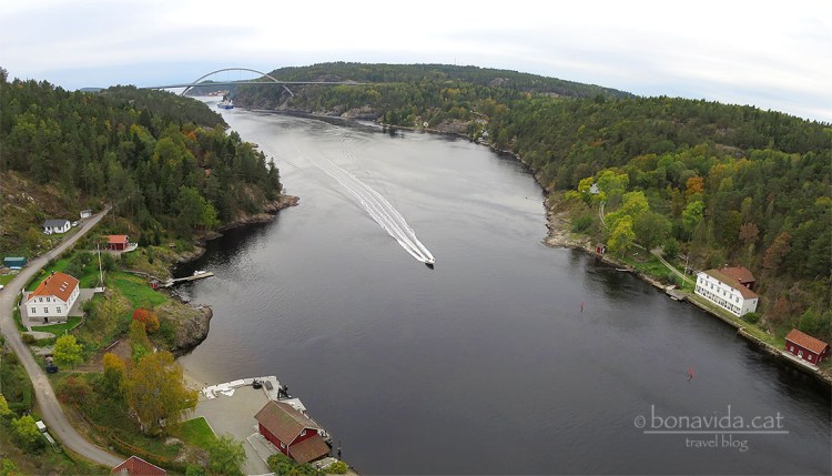 Literalment, aquesta barca navega entre Suècia i Noruega