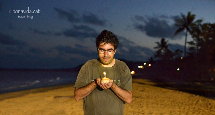 Ja soc un any més vell!!!! Bufant l'espelma a la platja.