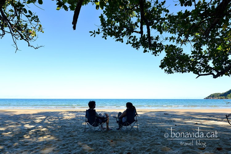 Dinem ben solets davant el mar