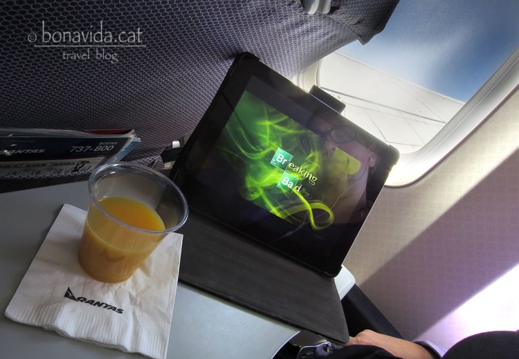 Llegir, mirar capítols de Breaking Bad, intentar dormir... qualsevol cosa per passar l'estona a l'avió