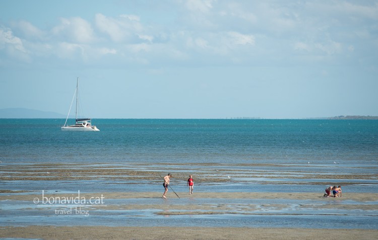 ...on la gent passeja aprofitant la marea baixa...