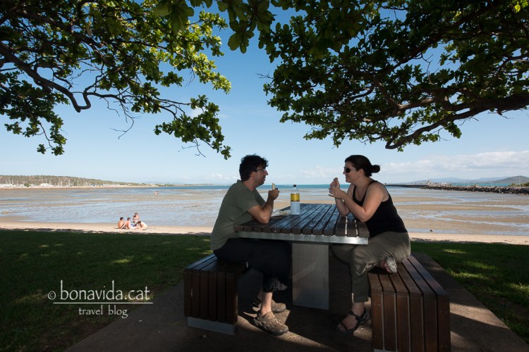 I fem un fantàstic àpat davant la platja de Bowen