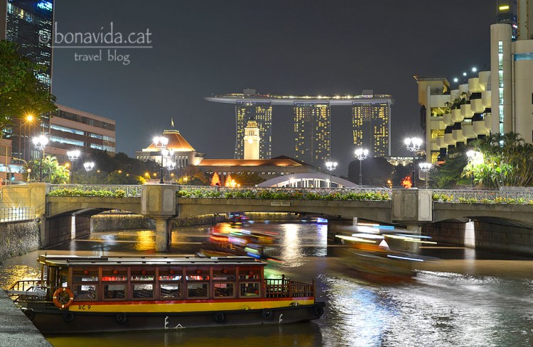 Singapur a la nit, amb el famós Marina Sand Bay al fons