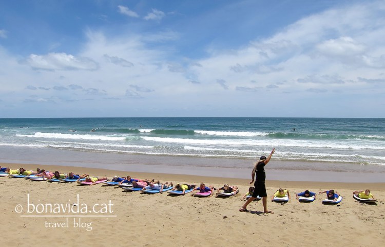 Aprenent els primers passos del surf