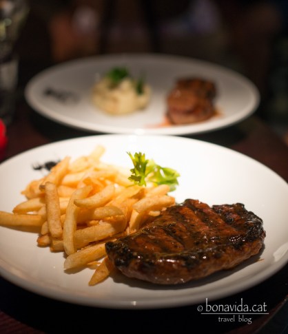 Tastant la famosa carn de Rockhampton...