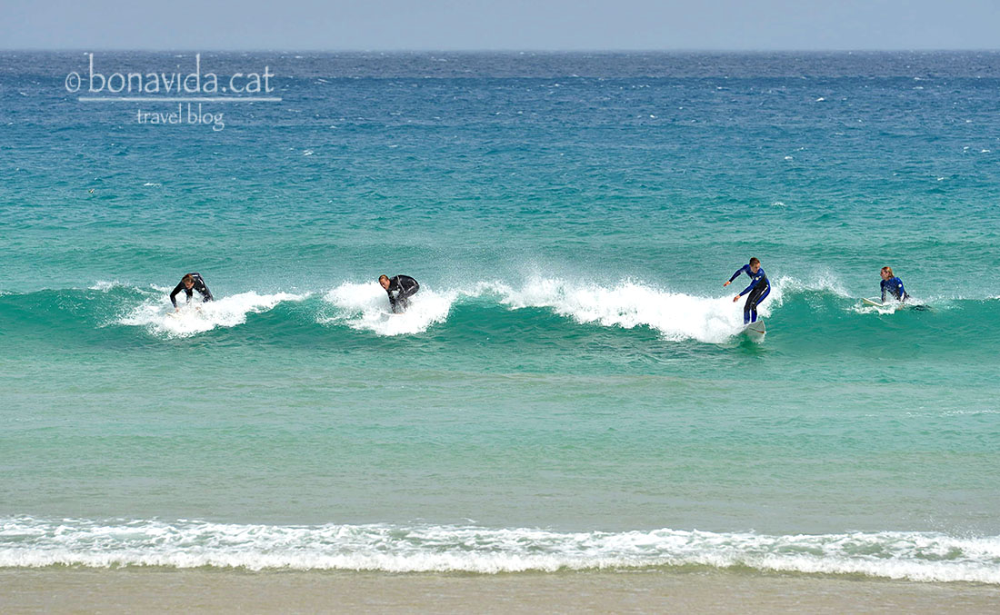 Surferos sobre les onades