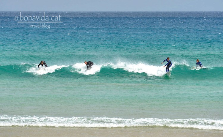 Surferos sobre les onades