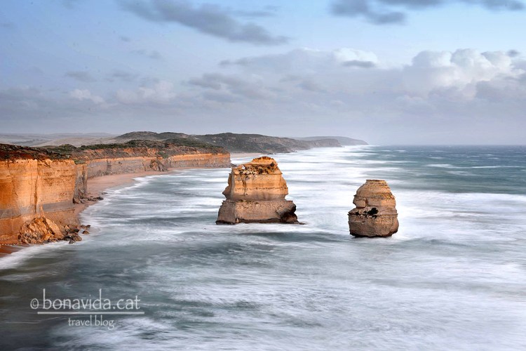 Aquestes grans roques semblen sorgir del mar