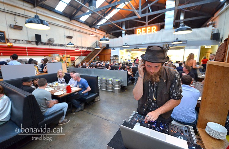 Molts locals tenen música en directe mentre sopes