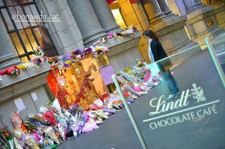 Coincidim en el temps amb el terrible segrest a la cafeteria Lindt de Sydney. Es fan ofrenes a totes les del país