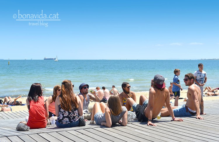 Joves a la platja de St. Kilda