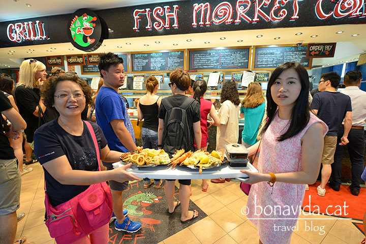 Al Fishmarket preparen plats per menjar allà mateix