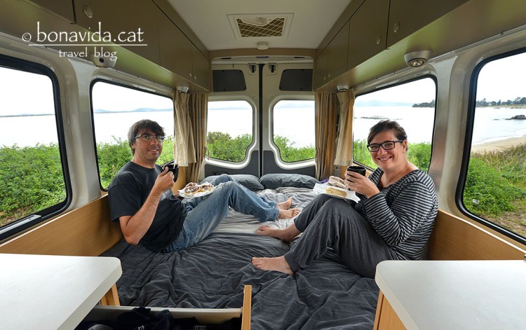 Esmorzant a l'autocaravana