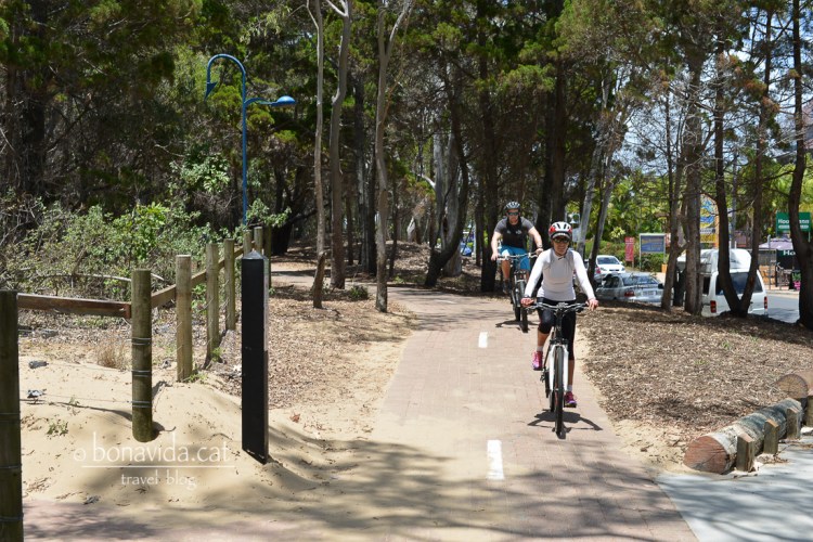 Un petit recorregut voreja la platja i permet un agradable passeig