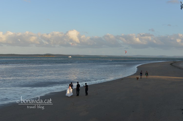A fer-se les fotos del casament a la platja