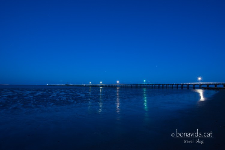 L'enorme moll s'endinsa al mar