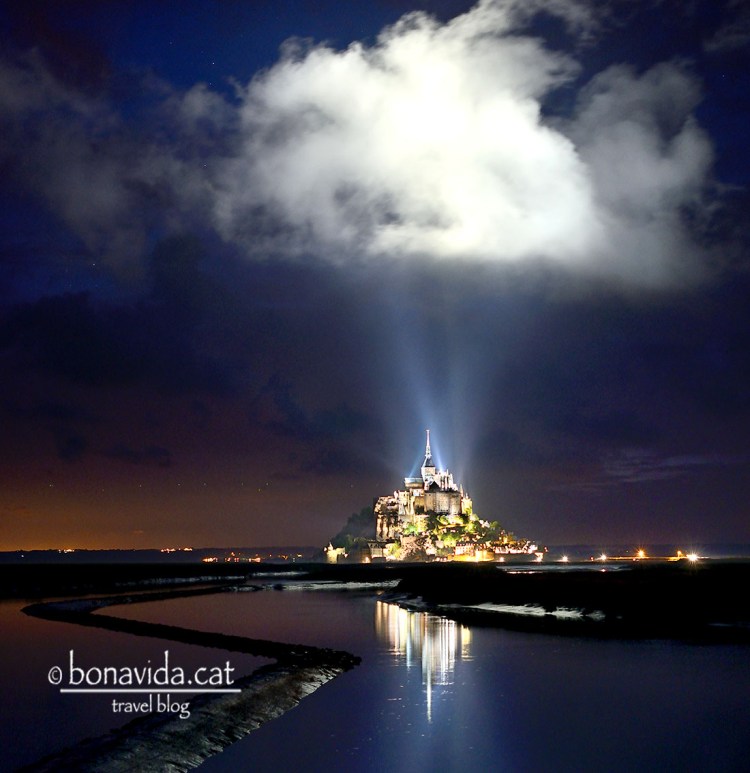 L'espectacular Mont St. Michel a la nit