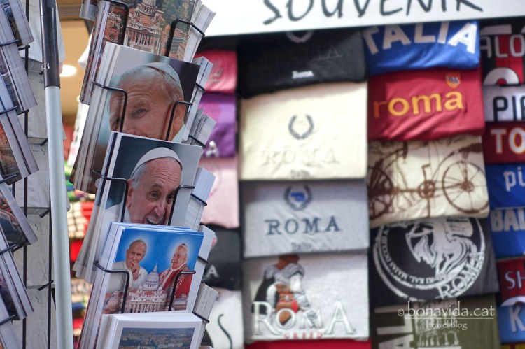 Tot el relacionat amb l'església té cabuda als souvenirs
