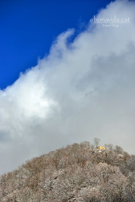 El sol apareix breus instants oferint bonics colors