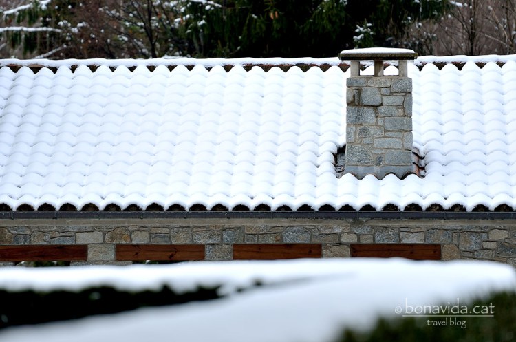 Les teulades queden ben cobertes de neu