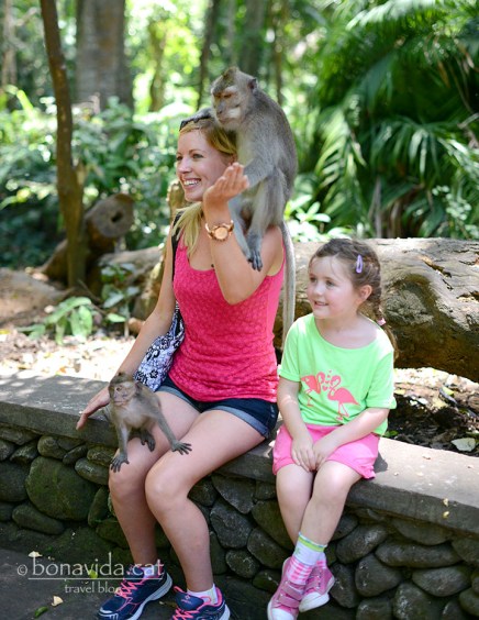 A la gent li encanta fer-se fotos amb els micos...