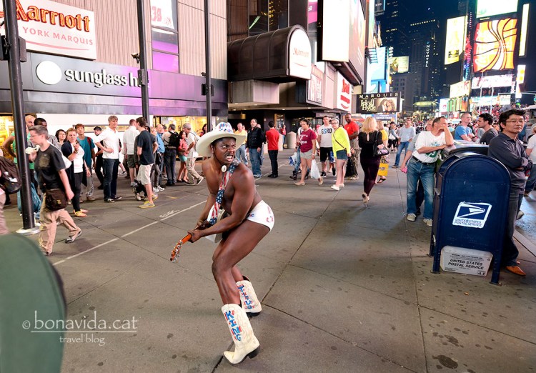 Un dels personatges més populars és el Naked Cowboy
