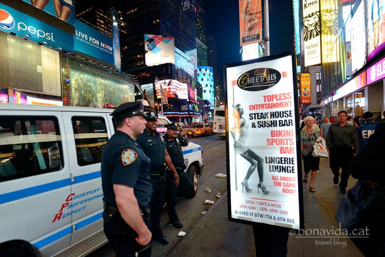 Policia patrullant per la zona
