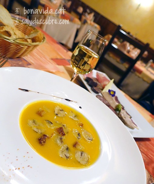 Crema de carbassa i castanyes. La gastronomia, com sempre, part important de les nostres rutes.