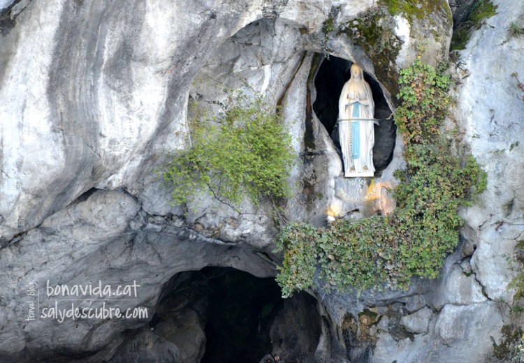 La figura de la Verge a la roca marca el lloc on es va fer la