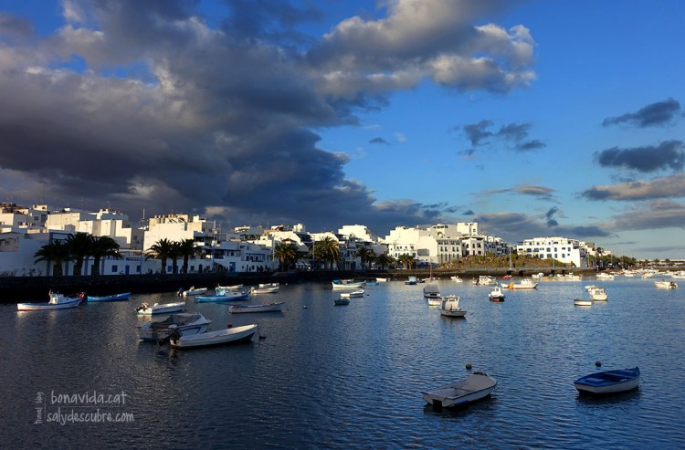 La capital, Arrecife, és la població més gran de l'illa