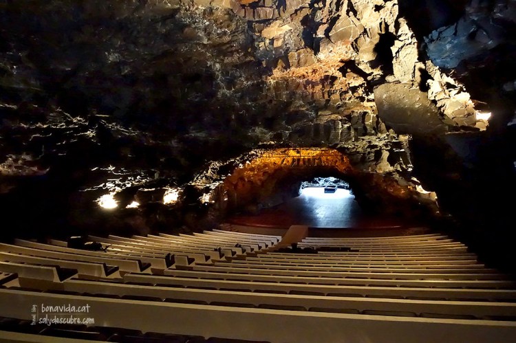 L'auditori sota la gruta