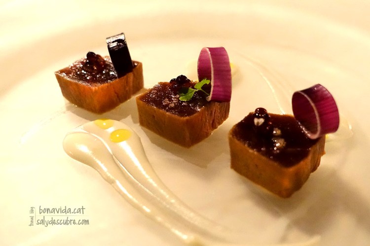 Atún rojo, lascas de cebolla morada reposado sobre un ajo blanco, perlas de P.X.